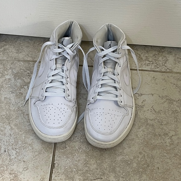 Nike Air Jordan Retro 1 Mid 2014 White  Mid Tennis Shoes - Picture 1 of 14